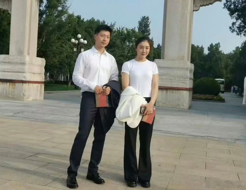 马龙与陈梦受邀观礼93阅兵！两人合影留念。中国乒坛的一对俊男靓女，荣誉等身，值得