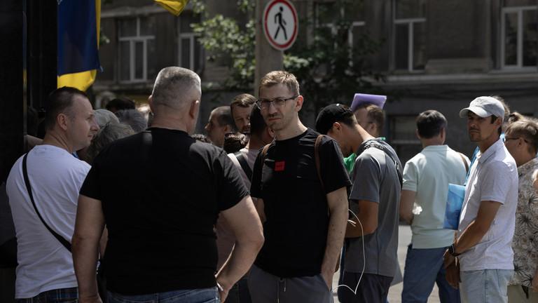 欧盟国家正在收紧对乌克兰适龄男性的政策。简单说，就是这些国家开始想办法让逃到欧洲