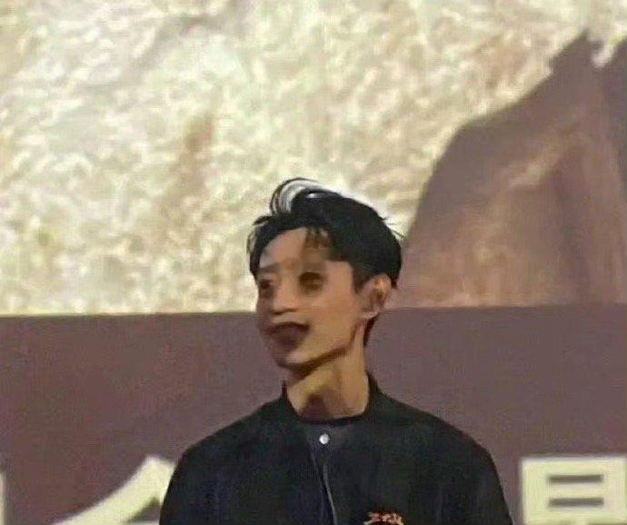 有些人天生不适合当站姐，像魏晨这张图就明显能看出