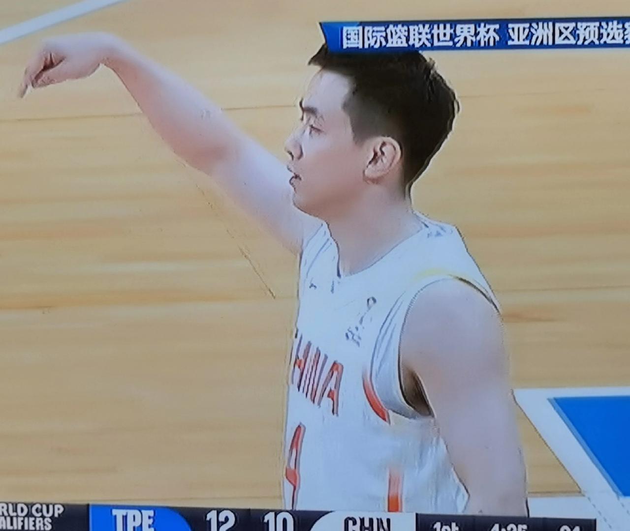 突然发现，辽宁队的后卫队员已达到七人。后卫人员多了，优势点大了，但锋线和内线劣势