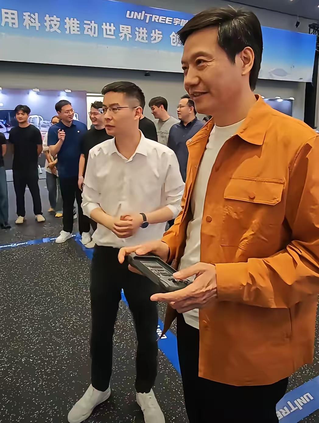 雷军把机器人的真相揭开了，原来只是一个大型机器人玩具哇。一直以为现在的机器人都