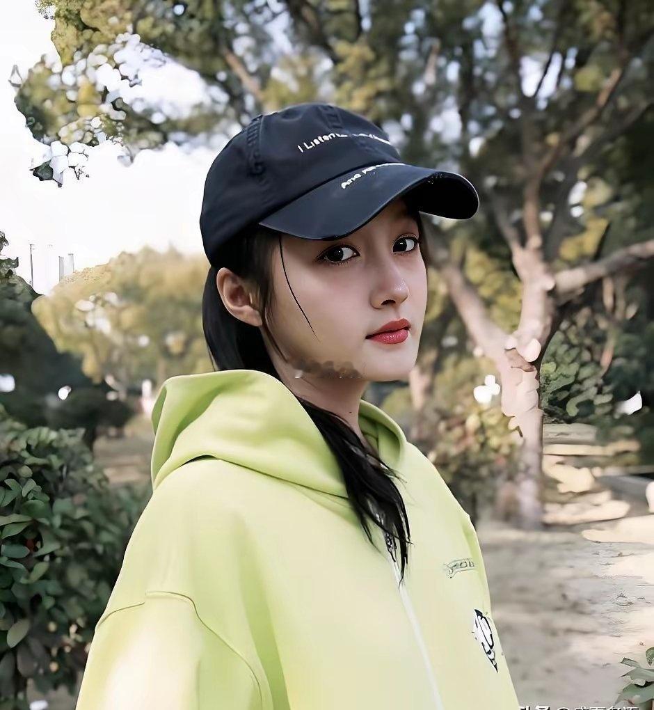 关晓彤，太让人心疼了！​1月29日，关晓彤在北京春晚，一个下意识的举动，曝光了