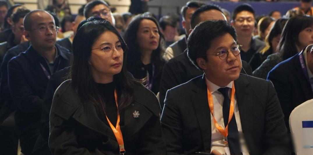 翻车了！李湘为女铺路硬挤商圈彰显尴尬，以往豪华出席彻底成笑话…