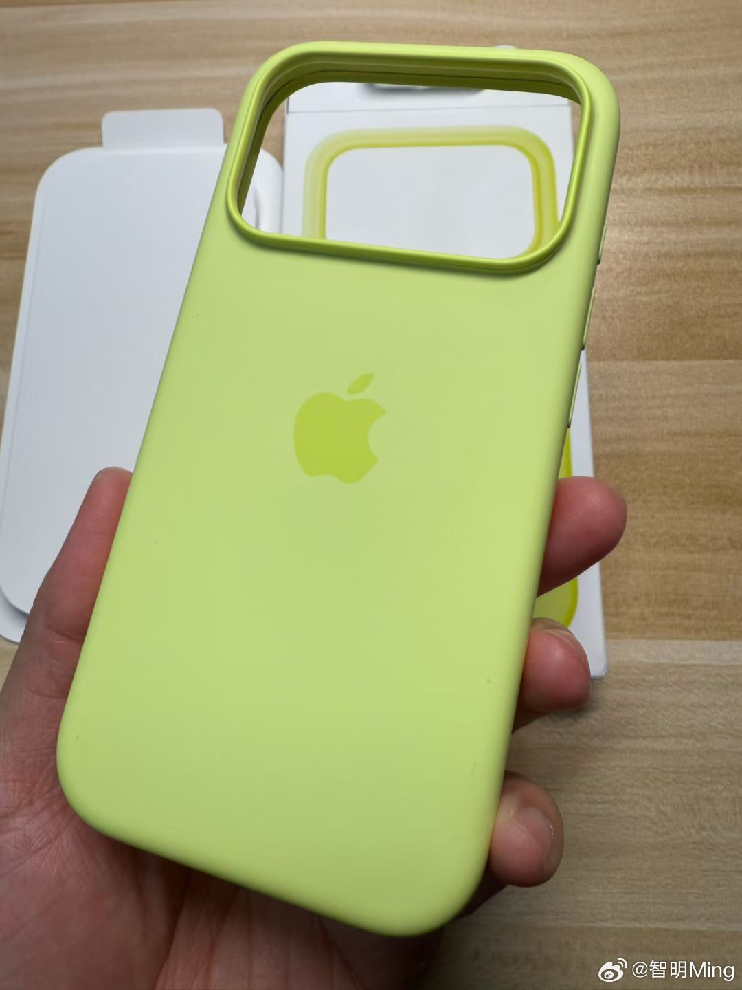 iPhone17Pro还没到，官方硅胶保护壳却到了！今年的官方保护壳多了两个