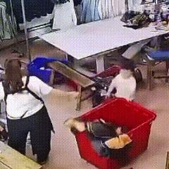 “命不该绝！”广东汕尾，服装厂工人都在紧张赶工，一个年幼的孩子无人看管，独自四