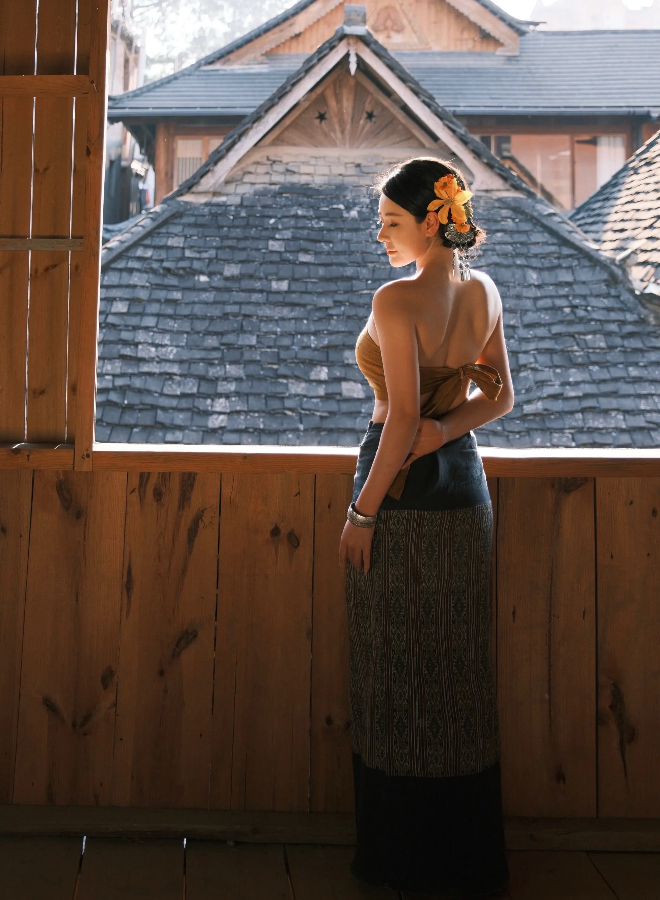 我是个沉默不语的，靠着墙壁晒太阳的过客。