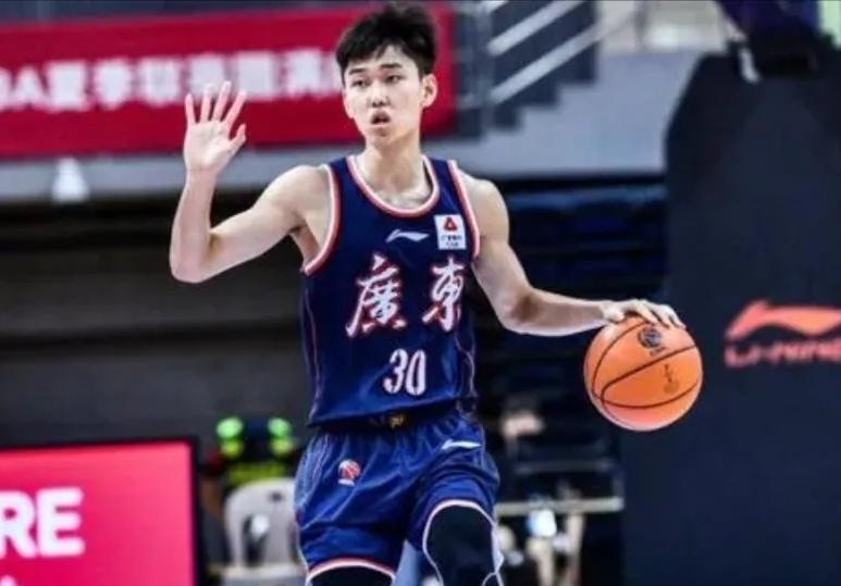 租借方案助力小将成长，宏远保留李奕臻所有权休赛期广东宏远针对队内年轻锋线李