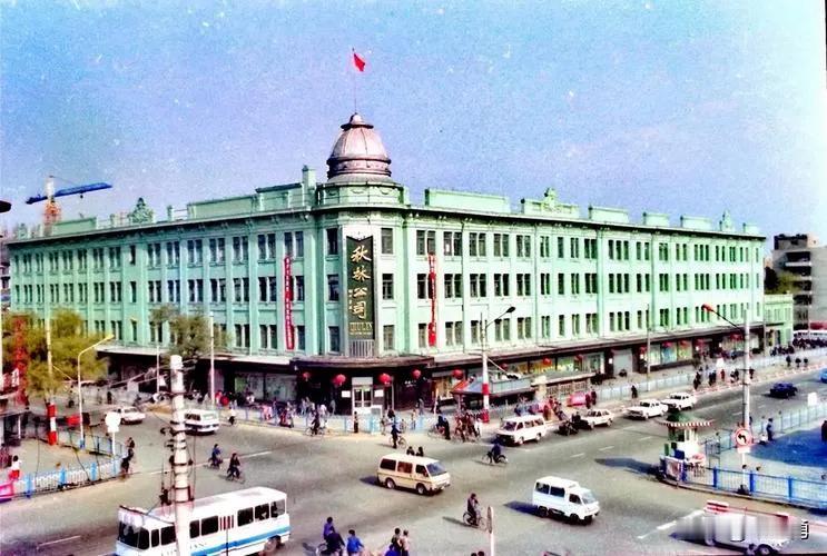 我是1984年花了好像100多块钱买了一顶水獭帽子，大致就跟这个图片上的帽子差不