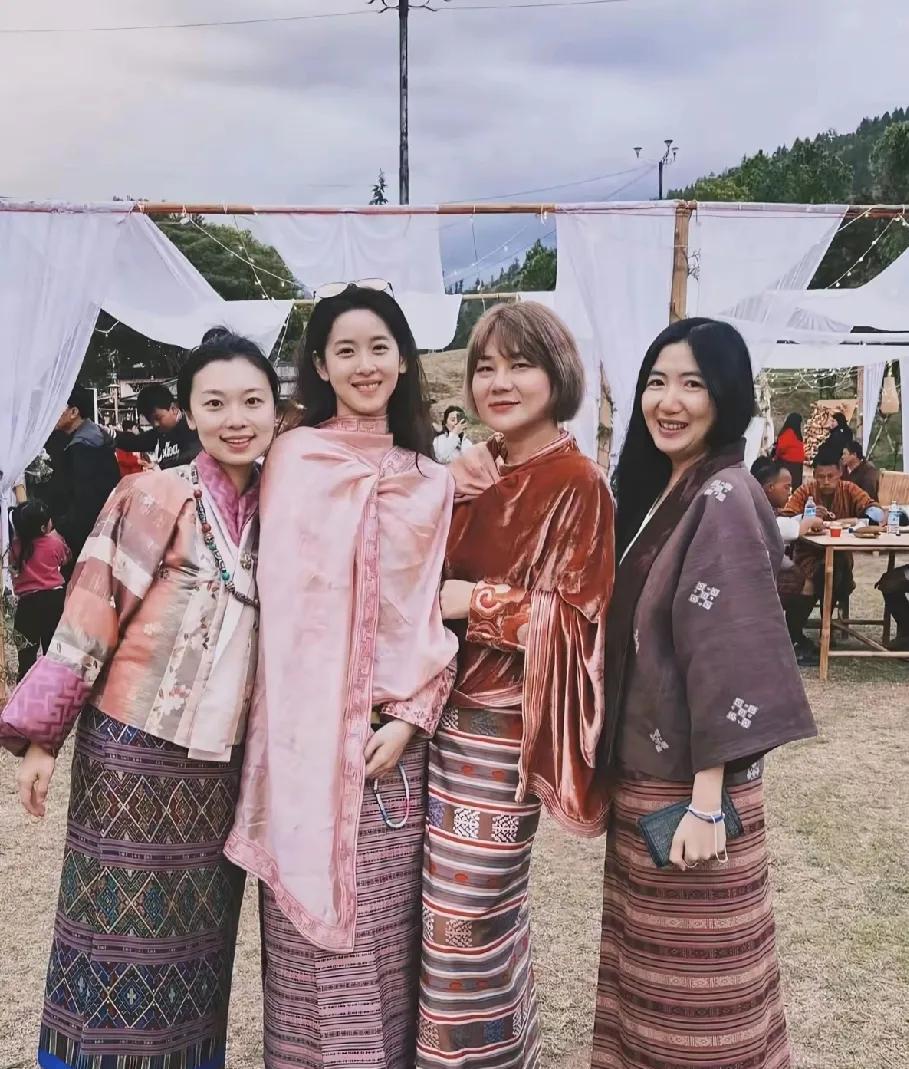 看见章泽天去不丹旅游发出来照片，天时地利人和，这句话，在她身上具象化。