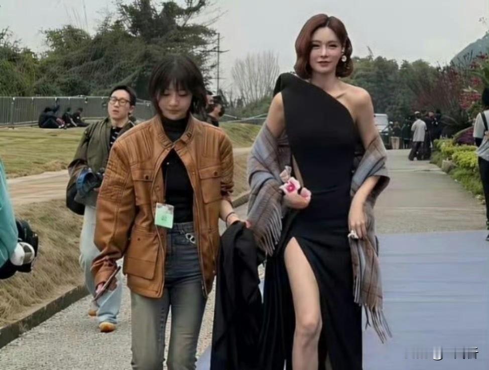 沈梦辰确实漂亮，颜值身材气质都在线，笑起来还特别有感染力。杜海涛眼光是真不错，不过俩人能一直这么好，