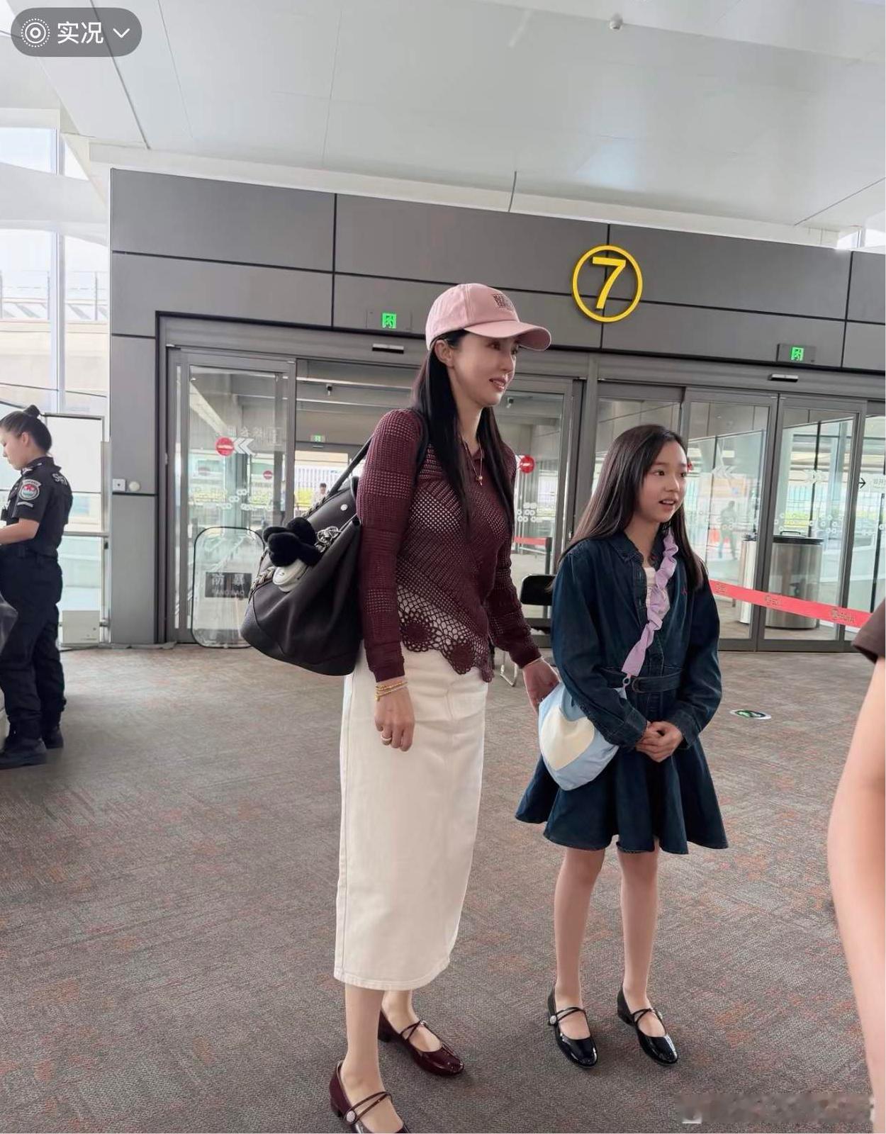 小酒窝接触社会还是太早了别家明星都是尽可能保护未成年子女，藏起来生怕被狗仔拍到。