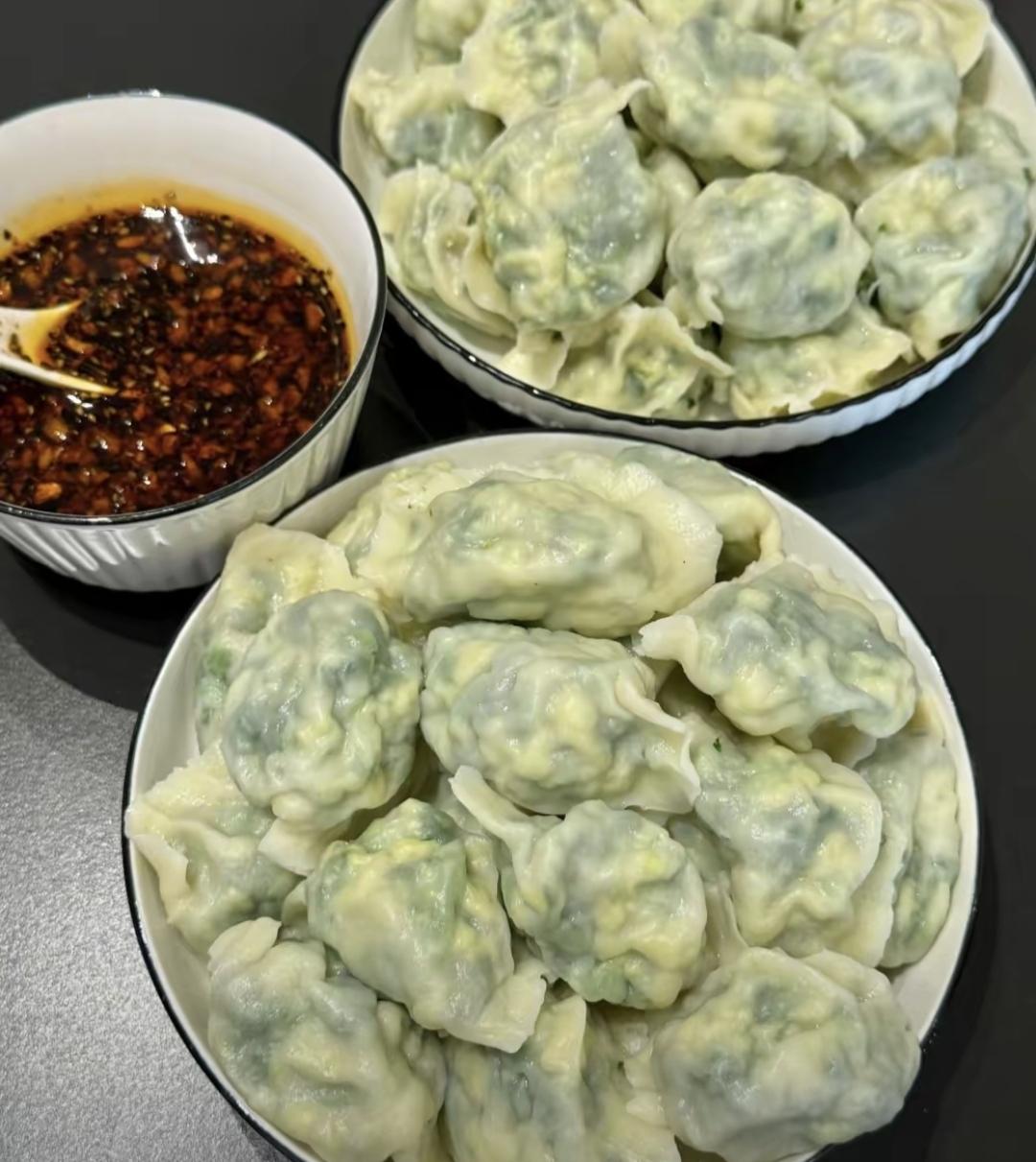 真快受不了我家那位了。每次包完饺子，他就在那蒸篦子上一个个数，搞得跟点兵似的。先