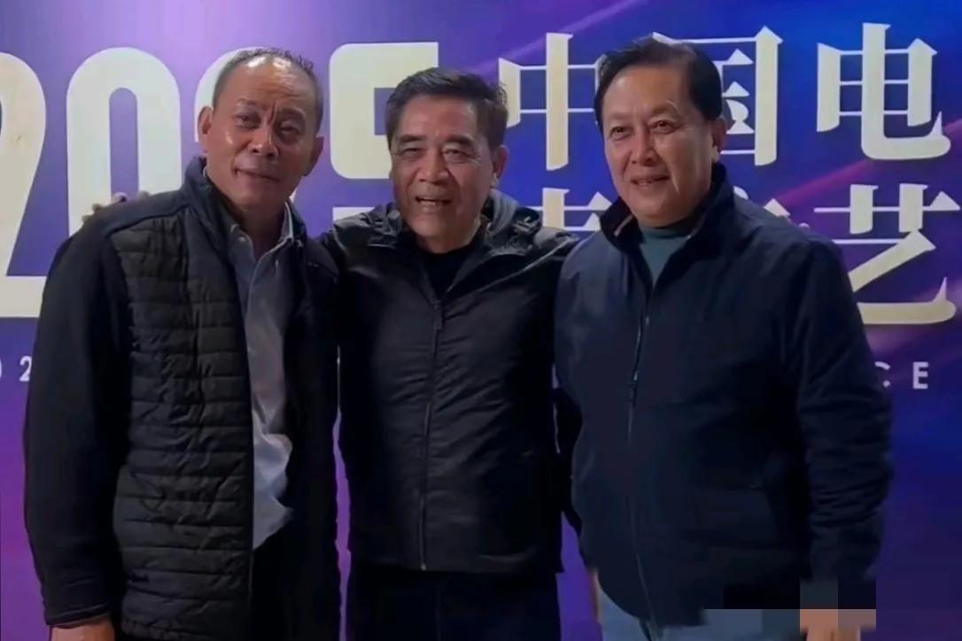 3位老戏骨同框：居然是73岁红光满面的唐国强最显年轻，其次是69岁的陈宝国；最显