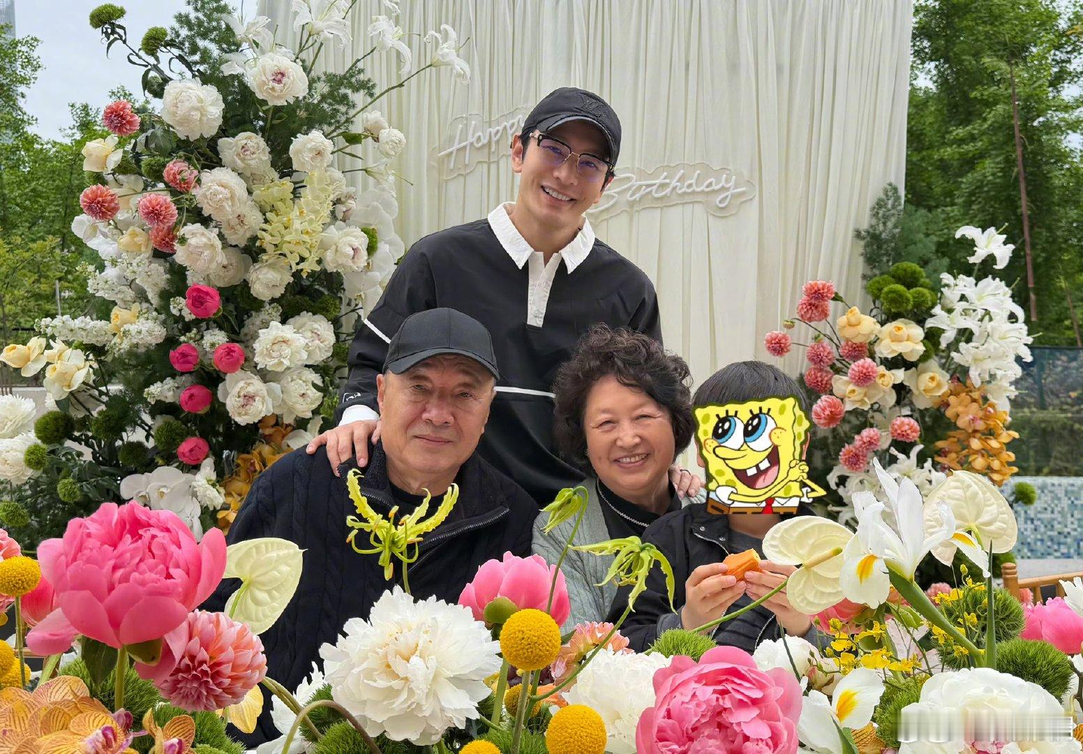黄晓明晒照为妈妈庆生黄晓明晒全家福为妈妈庆生黄晓明晒全家福为妈妈庆生，小海绵乖