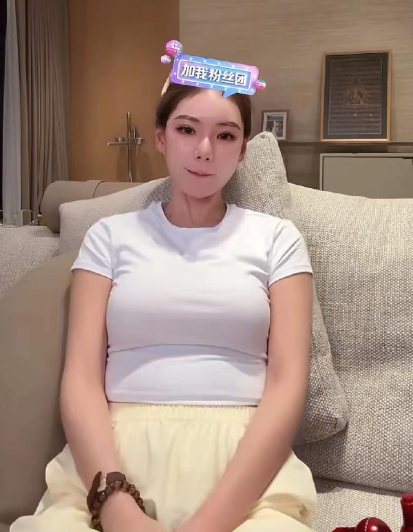 真的要恭喜马筱梅啦！看，昨天直播的状态，她的腹部和胸围那里，太明显了吧！