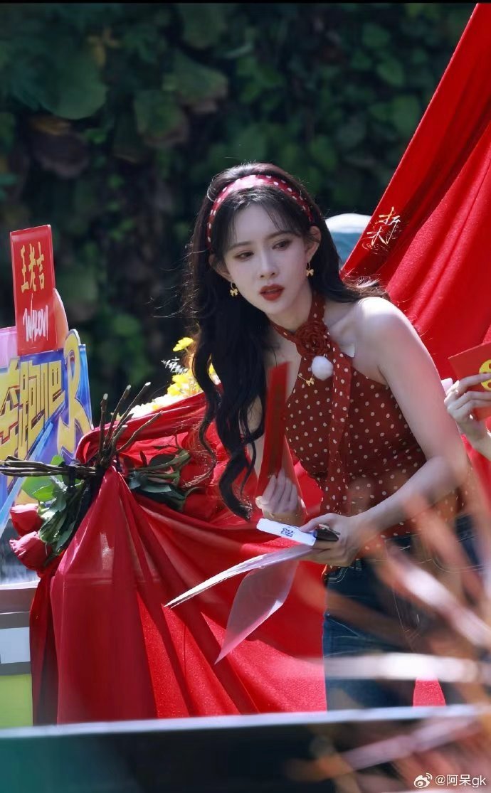 孟子义跑男复古波点女王孟子义跑男路透来啦，复古波点女王，欢迎回到80年代，姐姐