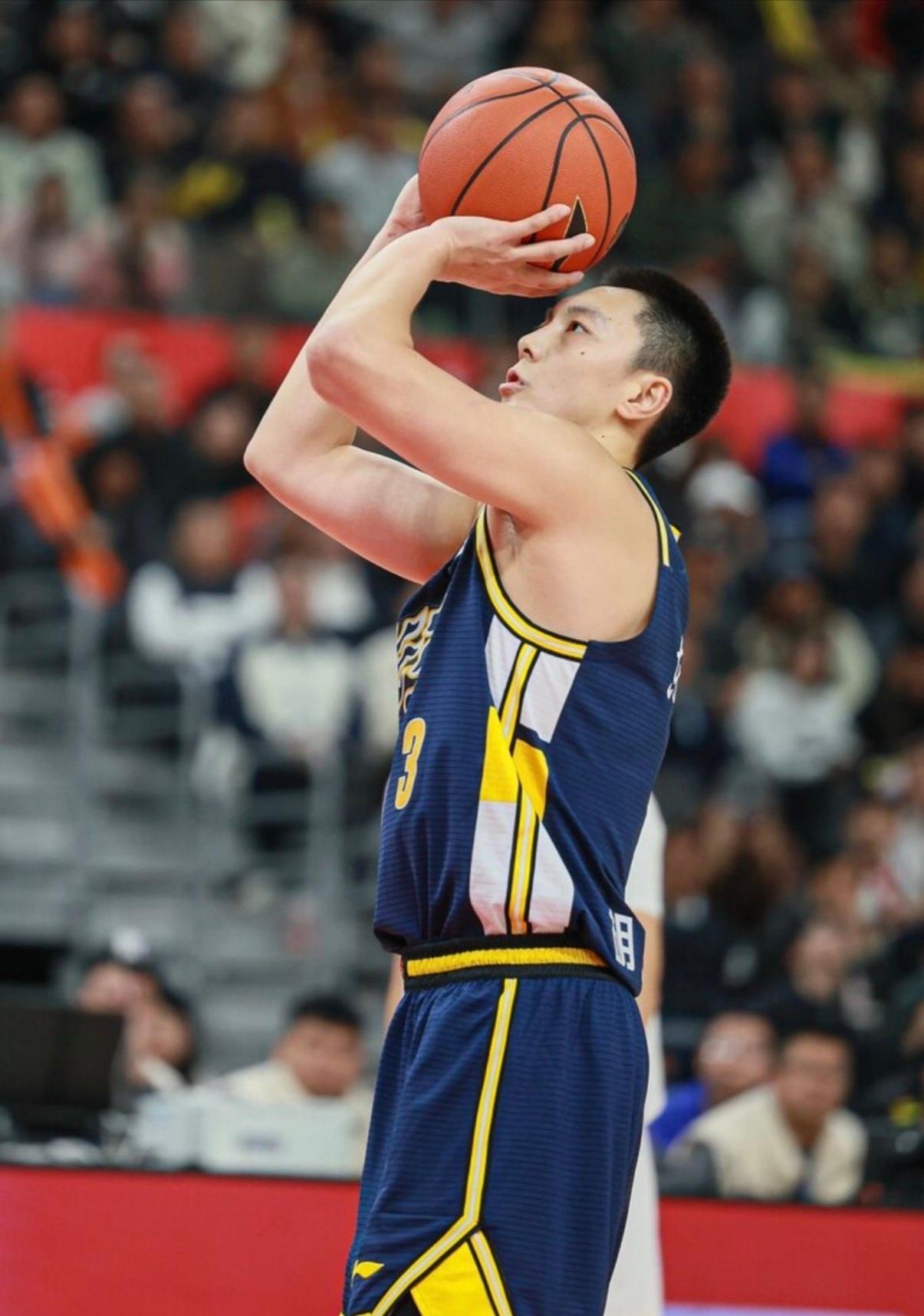 广东110-105战胜深圳，一战让我彻底看清这2位球员！1.胡明轩，顶级打铁