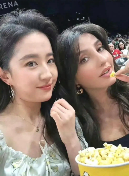 刘亦菲37岁，耳朵鬓角白发明显。她没染发，坦然面对衰老，真佩服​​​