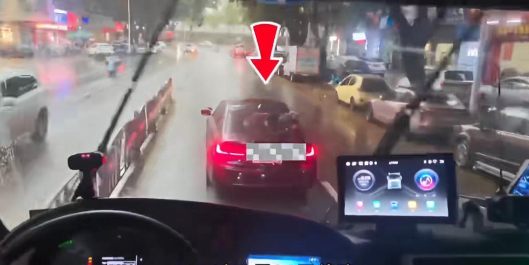 消防车多次鸣笛，私家车故意“龟速”行驶被罚！近日，广东梅州