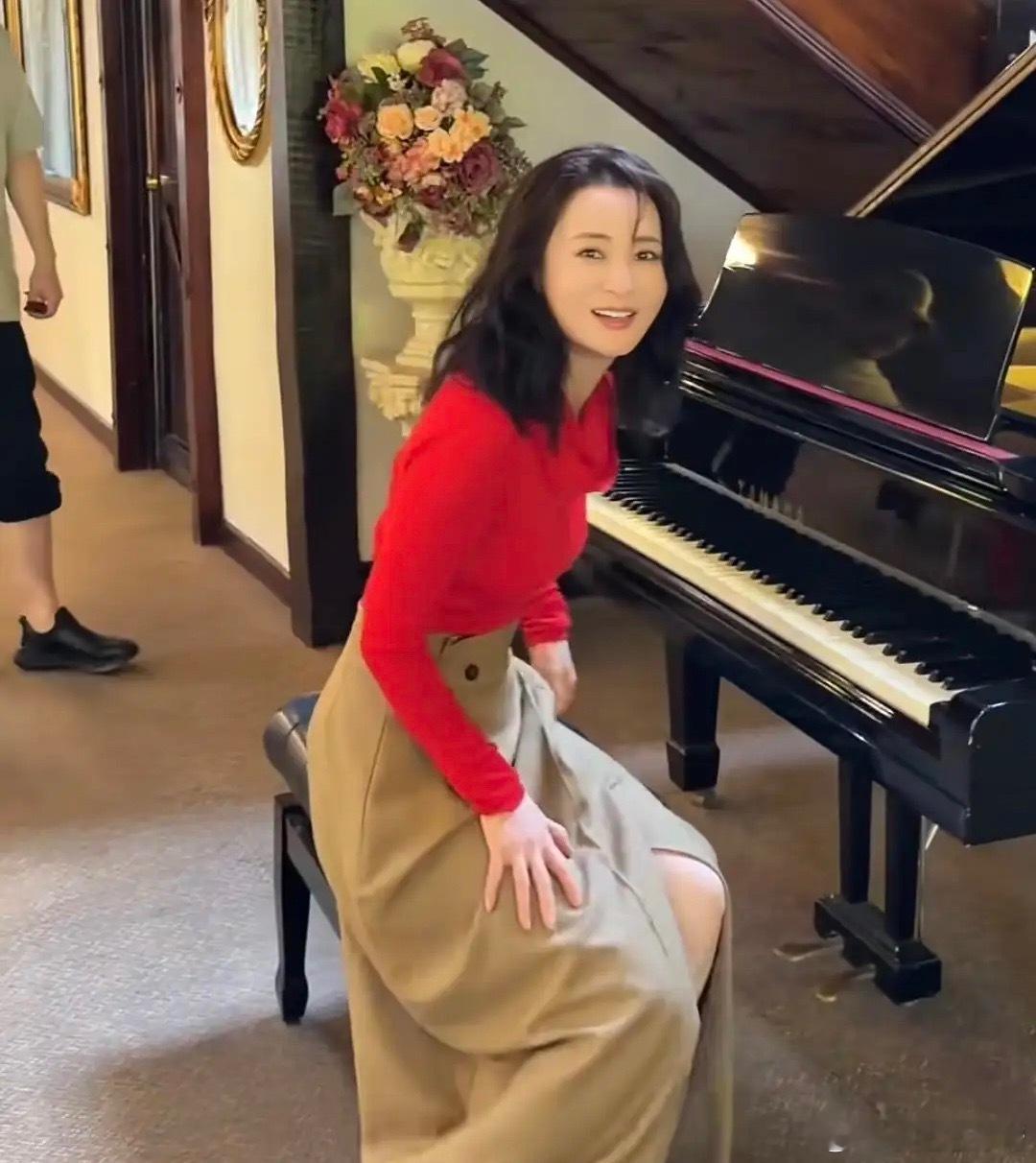 蒋勤勤带7岁儿子去新西兰工作，二宝戴着帽子弹钢琴，把妈妈哄得特别开心。55岁陈建