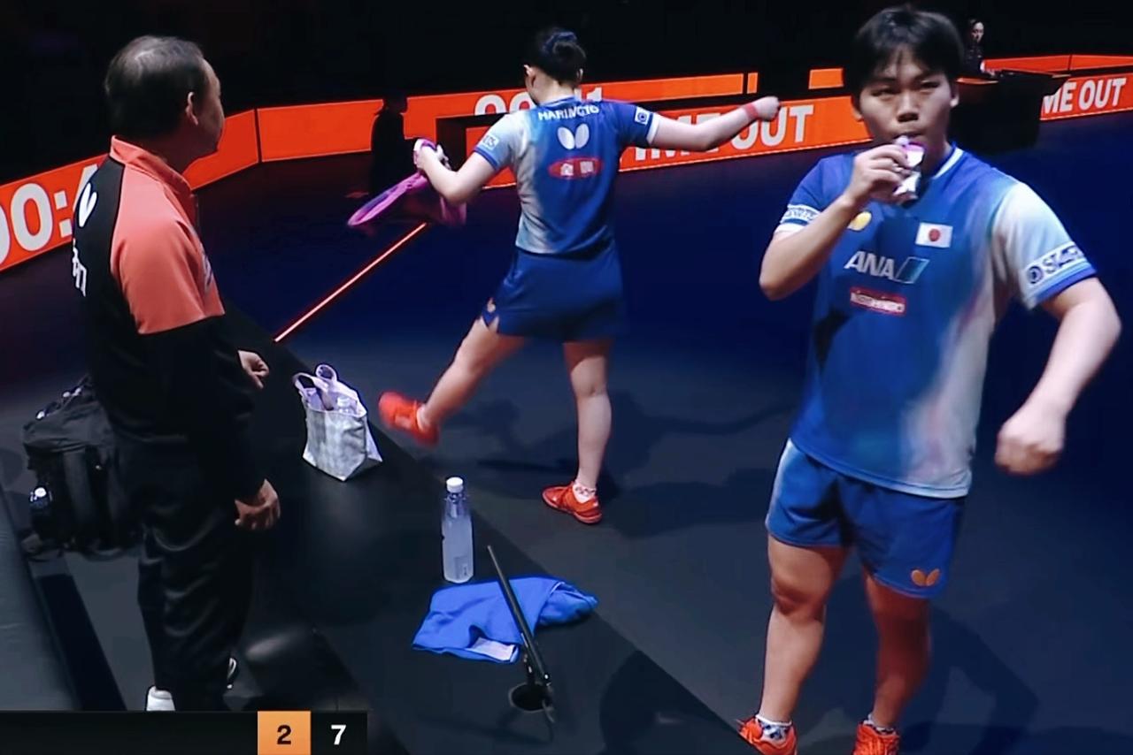 看不起谁？张本宇叫暂停，日本新星边吃零食边听指导，是有意见还是咋地？张本宇叫