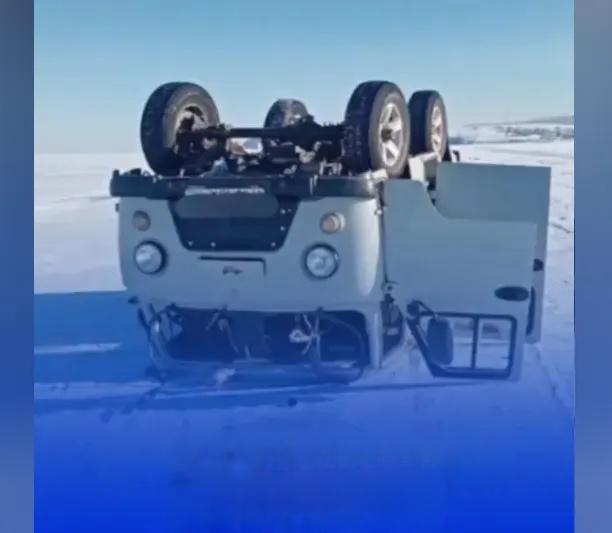 俄罗斯贝加尔湖冰面发生翻车事故,冰面裂开，车辆瞬间翻覆1名中国游客死亡,4名中