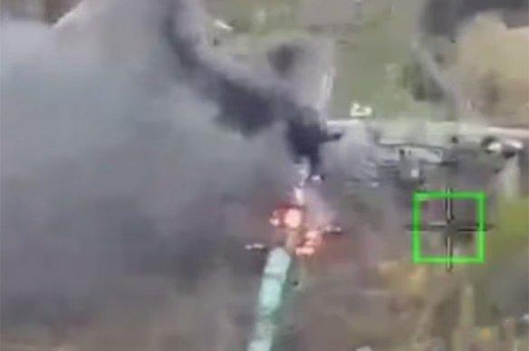 “天竺葵”攻击无人机撞上了一列装有乌克兰武装部队装备的火车，燃烧的火车被视频拍下
