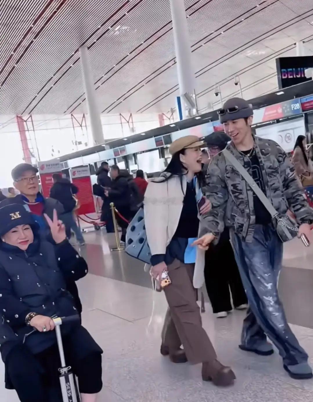 钟丽缇与张伦硕带着父母和女儿一家五口现身机场，夫妻俩一路亲密腻歪，画面温馨又有爱