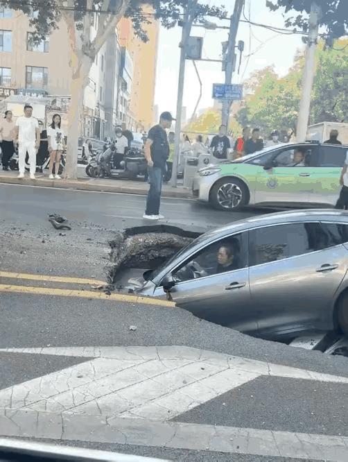 女司机生无可恋与崩溃！