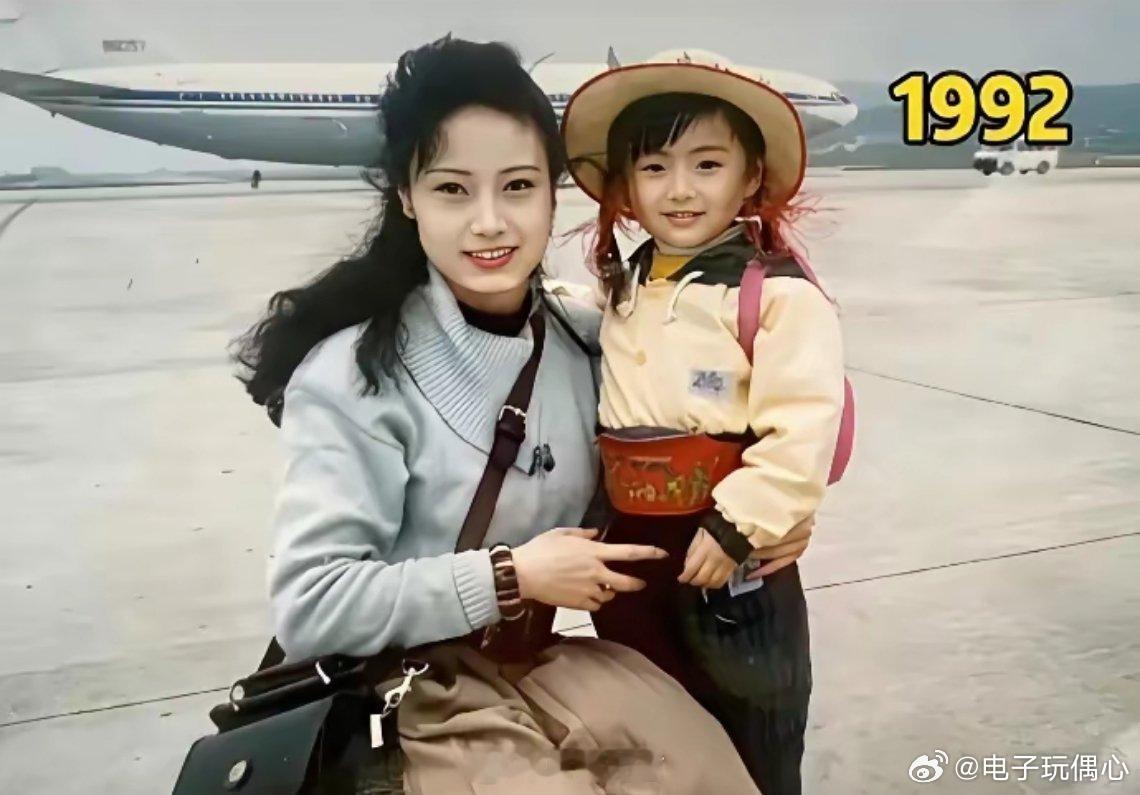 妈妈真厉害，把怀里的萌娃，熬成了姐妹。