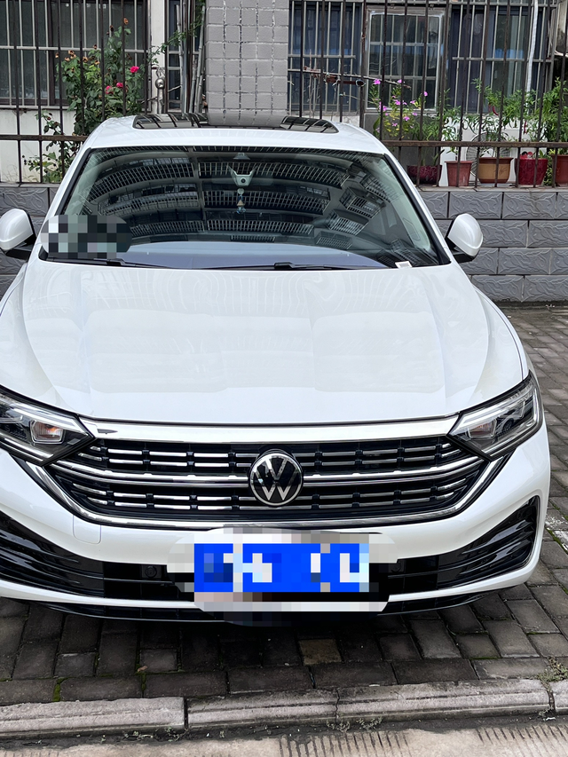 23款速腾极地白车漆发黄吗图一是自己刚入手的23款1.5超越极地白，图二是小区