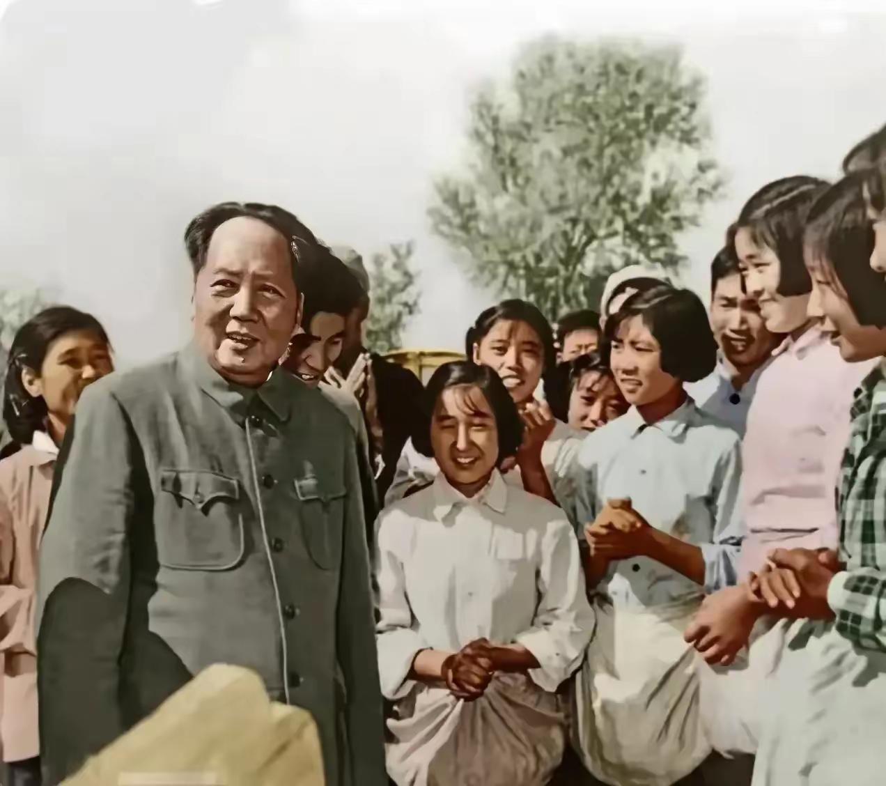 这张照片太难得了！毛主席和老百姓们的温馨合影，从此看出，妇女也可顶半边天！这