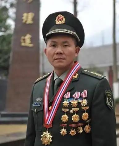 2001年2月11日，从成都开往武昌的K148次列车上，76名穿着打扮像农民工一