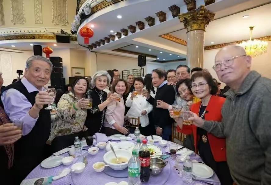 卢秀燕的美国之行，终于把底牌亮出来了，十分不简单。先是在纽约超过400人的侨