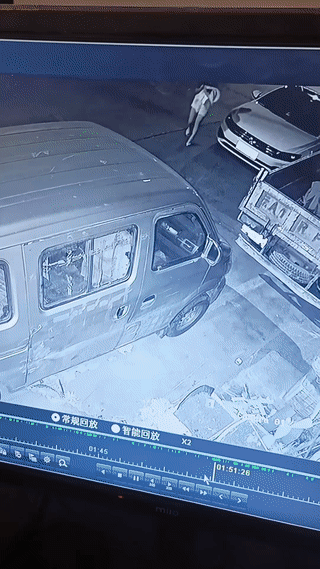 男子凌晨时分查看自家店门口的监控拍到的画面。无意间看到一名年轻女子突然来到自己