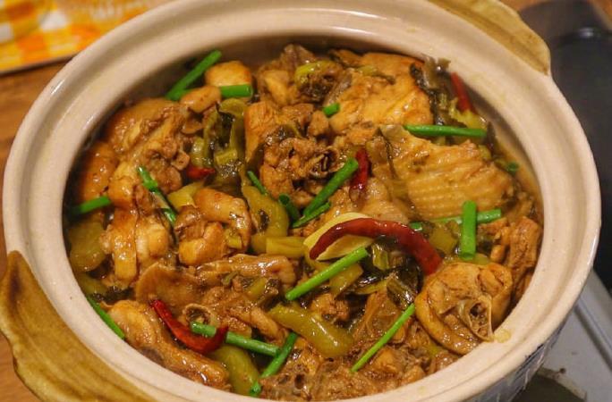 超滑嫩‼️下饭的酸菜鸡煲💕米饭又煮少啦~1⃣900g鸡肉加调料：2小勺盐+2勺