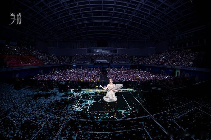 陈卓璇演唱会含粉量好高陈卓璇把粉丝名写满了整个大屏之前还以为她是冷脸实力派，结