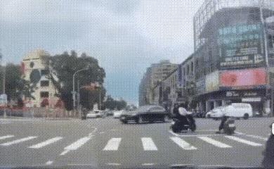 那两辆摩托车的主人真的是倒霉了。