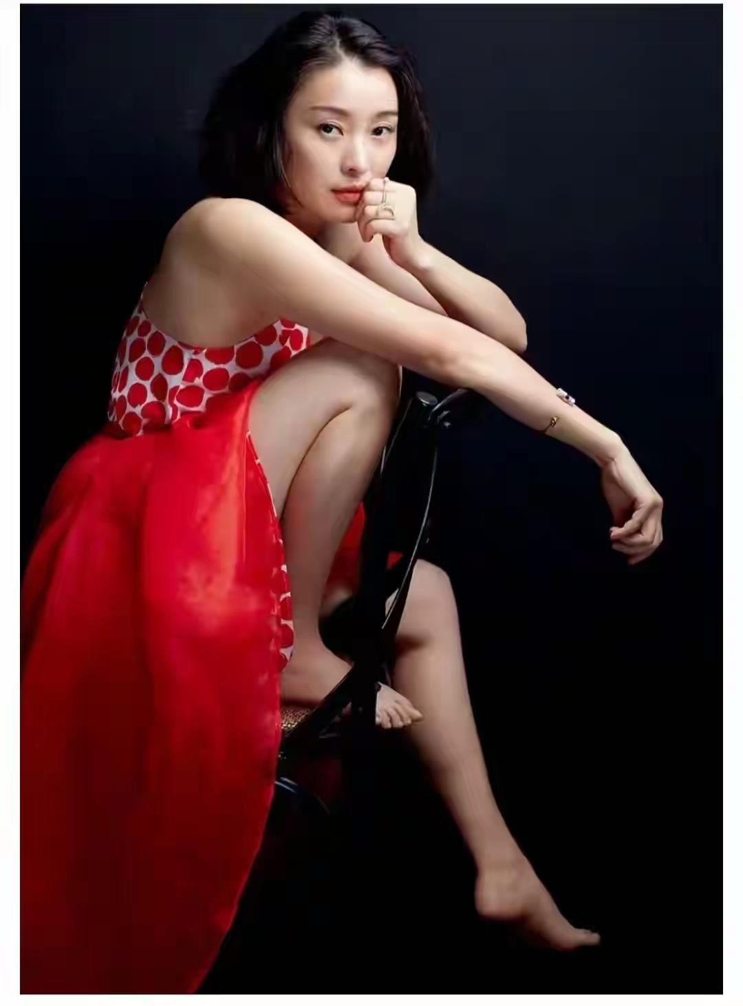 吴越没有男朋友也急躁了，穿得跟征婚的一样！不过，她穿成这样肯定吸引不到老实巴交会