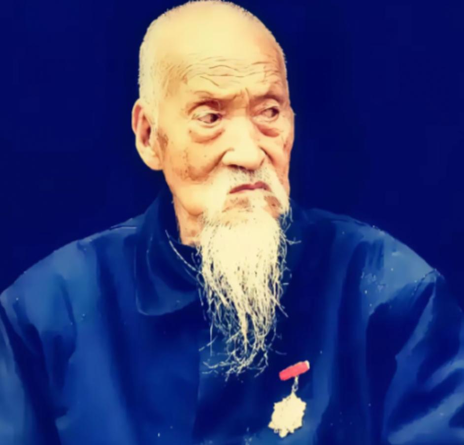 太行山绝壁上，一个人，被十四个日军围死。枪口对准后脑勺的那一刻，司凤梧没有跪下，