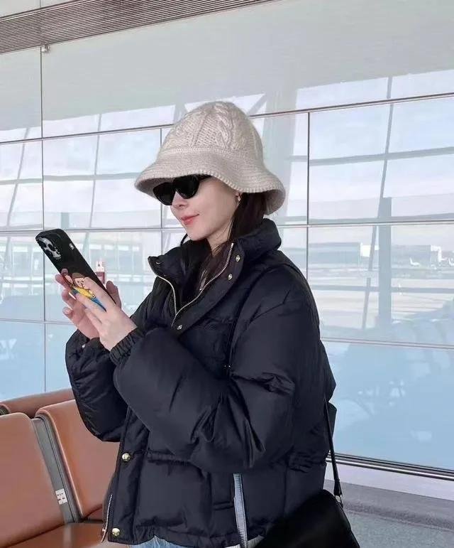 宋轶机场穿搭赢麻了！短羽绒+高腰牛仔秒变超模比例宋轶这套机场look太会了