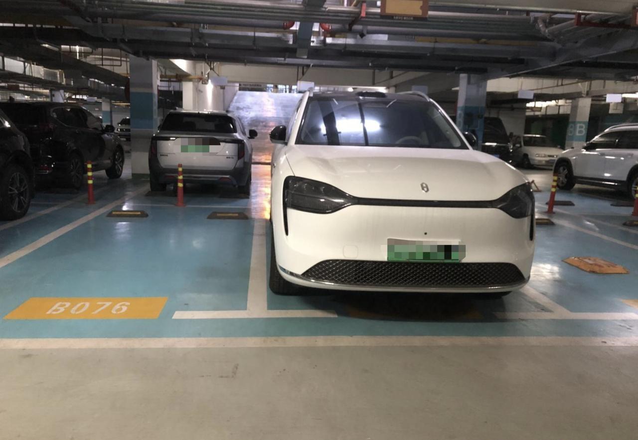 现在我停车，最怕旁边停那种又宽又大的电车。就像图中这样的车位，如果是三台这样的电