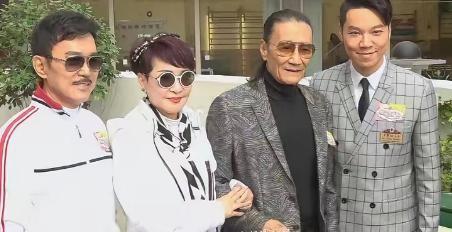 谢贤出殡那天，所有镜头都对准了哭成泪人的狄波拉。但那个本该陪她度过最难时刻的老