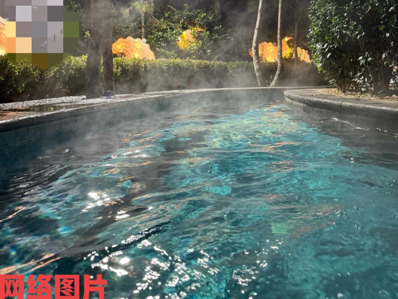 云南昆明有女子带九十岁父亲泡温泉。在这泡温泉的当中，女子还是全程陪同父亲，可