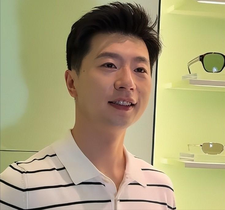 发现了吗？自从马龙当了乒协副主席，整个人的脸色都不一样了，作为80后的传