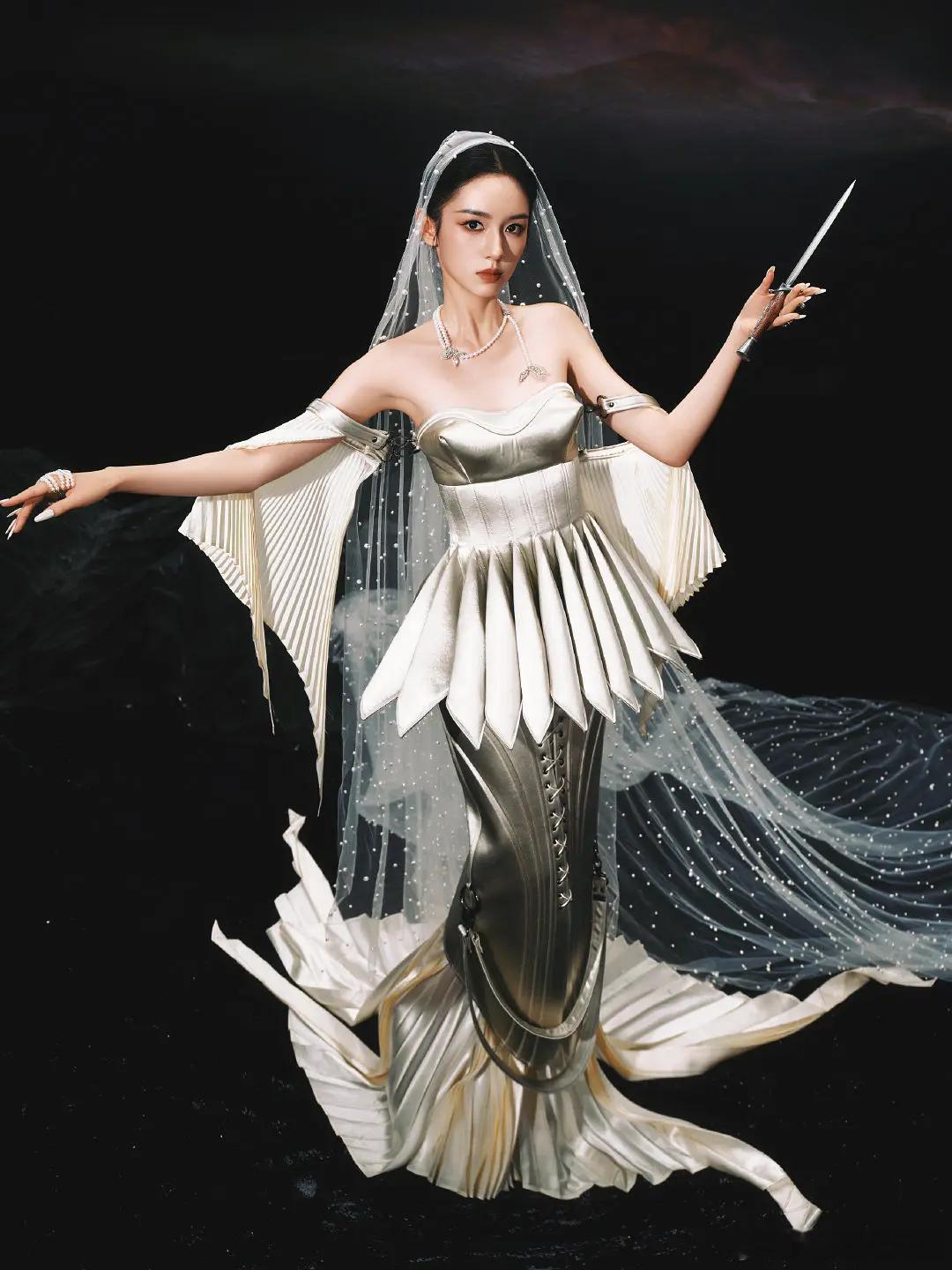 星光大赏出图周也这套挺有特色的，像油画里出来的女骑士，但是换个摄影师吧！