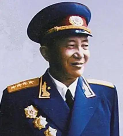 总参谋长罗瑞卿跳楼后，毛主席既生气又心疼，派汪东兴去看望他，汪东兴对罗瑞卿说：毛