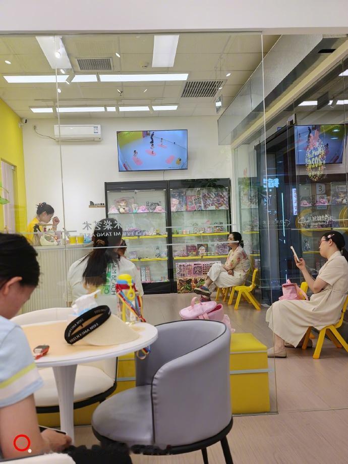 老胡带小外孙女周末上课，坐在门外等待下课。这样的等待就是无数家长的周末，既是空耗