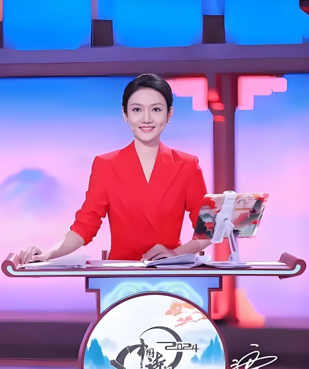 宝子们，快来看！龙洋在《中国诗词大会》的舞台上，简直美得发光！一身正红色西装，衬