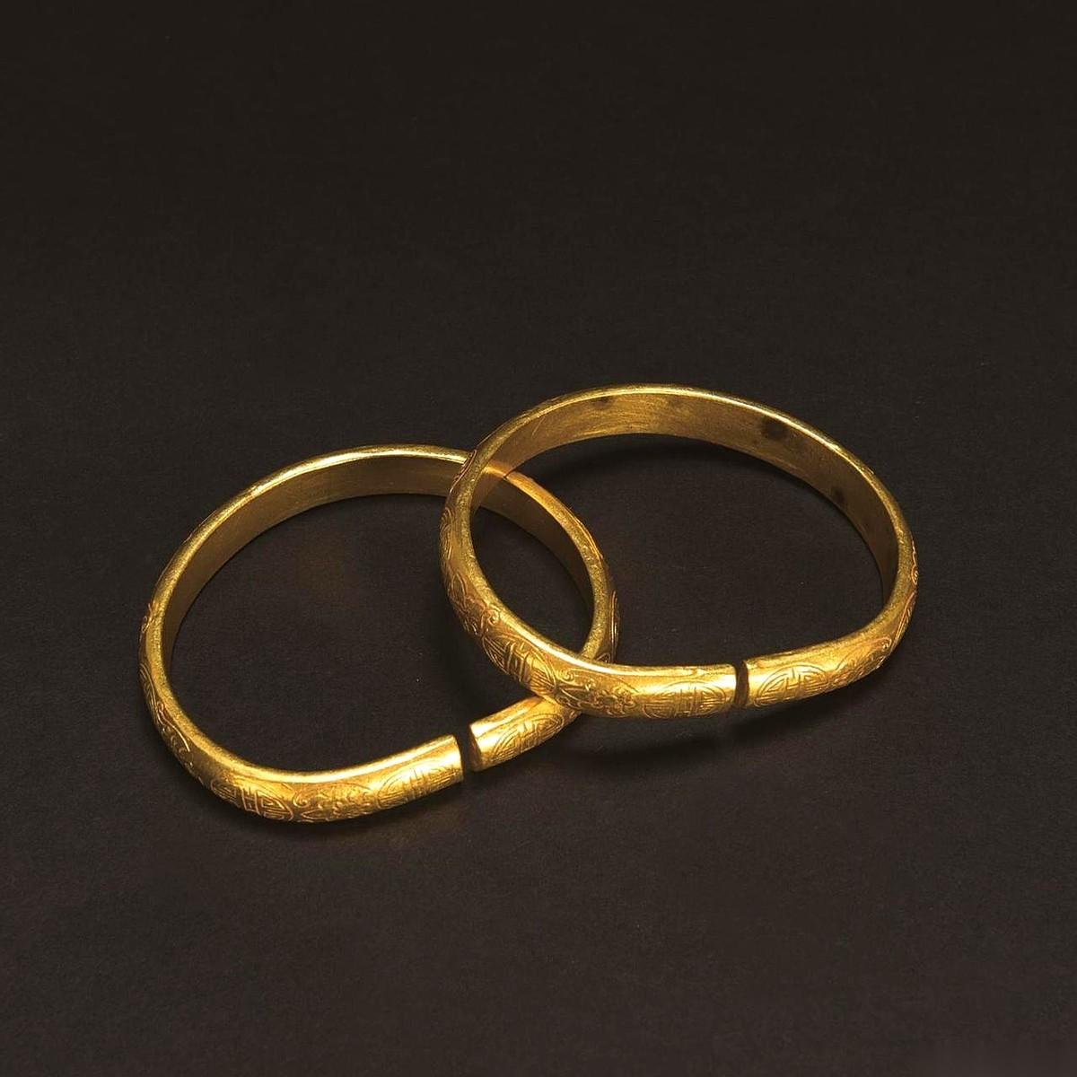 想等黄金跌回350块？我劝你，洗洗睡吧。梦里啥都有。说真的，有时候觉得挺魔